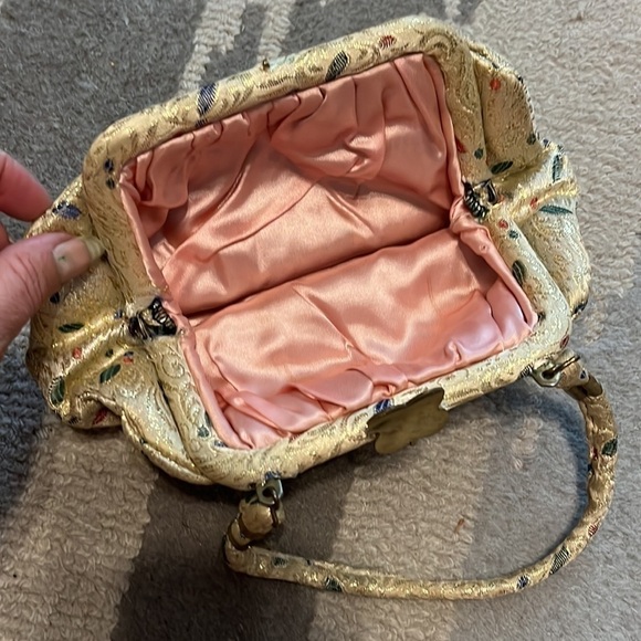 Vintage, small purse with gold, multi design, pattern, and silk inside - Picture 4 of 15